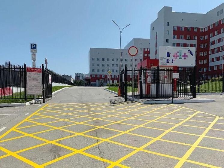 На территории БСМП Рязани нанесли разметку для транспорта и пешеходов