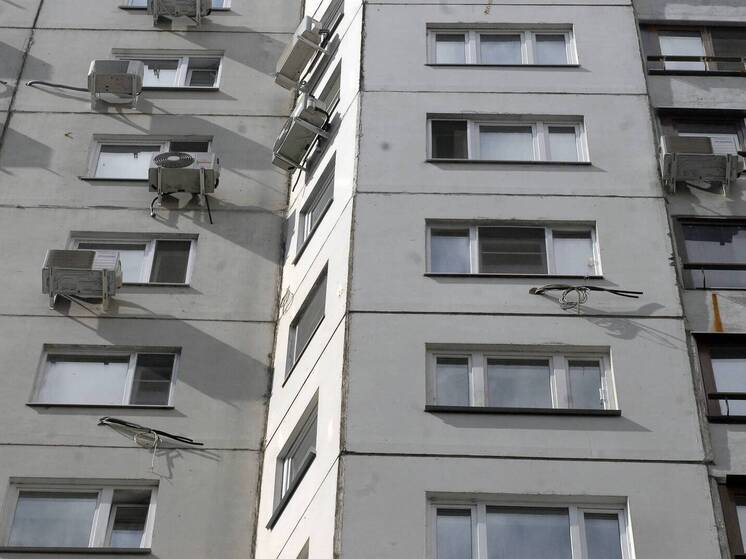 В Москве семилетний мальчик упал с третьего этажа, пока папа спал