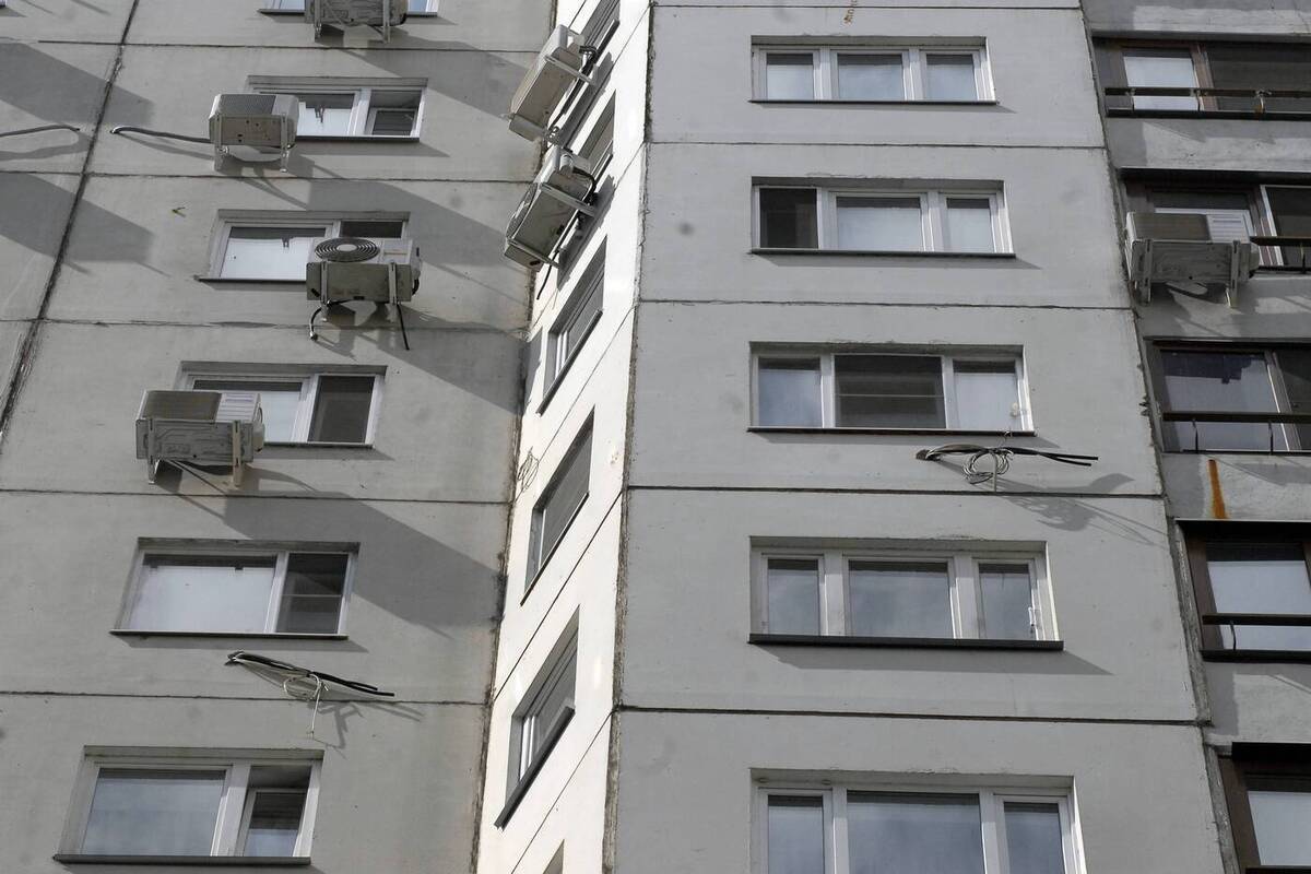 В Москве семилетний мальчик упал с третьего этажа, пока папа спал