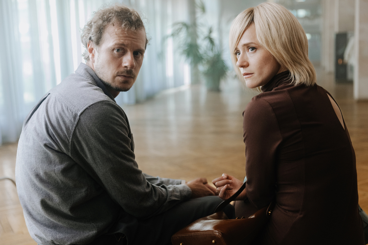 Актеры Жизневский и Лерман играют мужа и жену в новом сериале