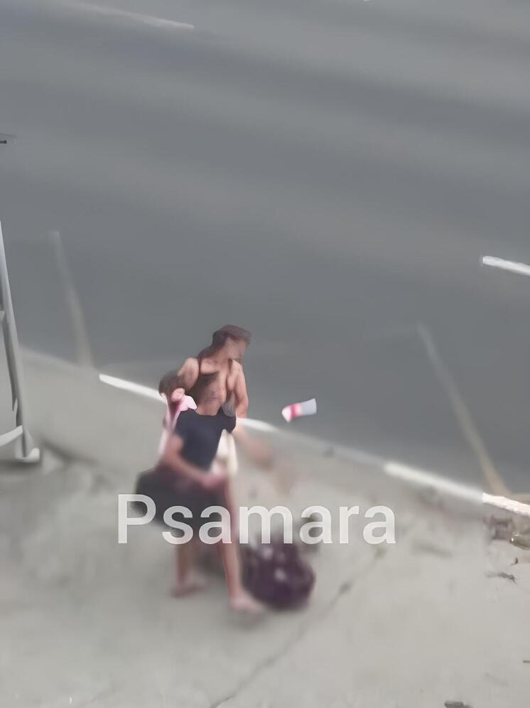 Избиение женщины с ребенком на автобусной остановке в Самаре попало на видео
