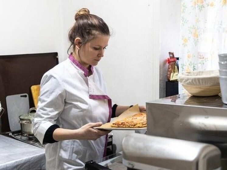 Екатерина Бражник живет в селе Репенка и радует своей выпечкой односельчан и жителей соседних населенных пунктов
В 2024 году Екатерина Бражник вместе с семьей переехала в село Репенка Алексеевского округа Белгородской области