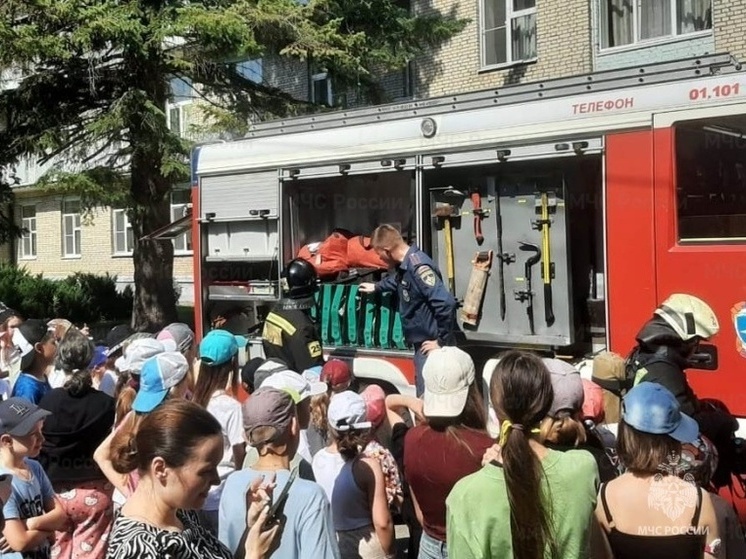 Спасатели МЧС показали новомосковским школьникам, как действовать при пожаре
