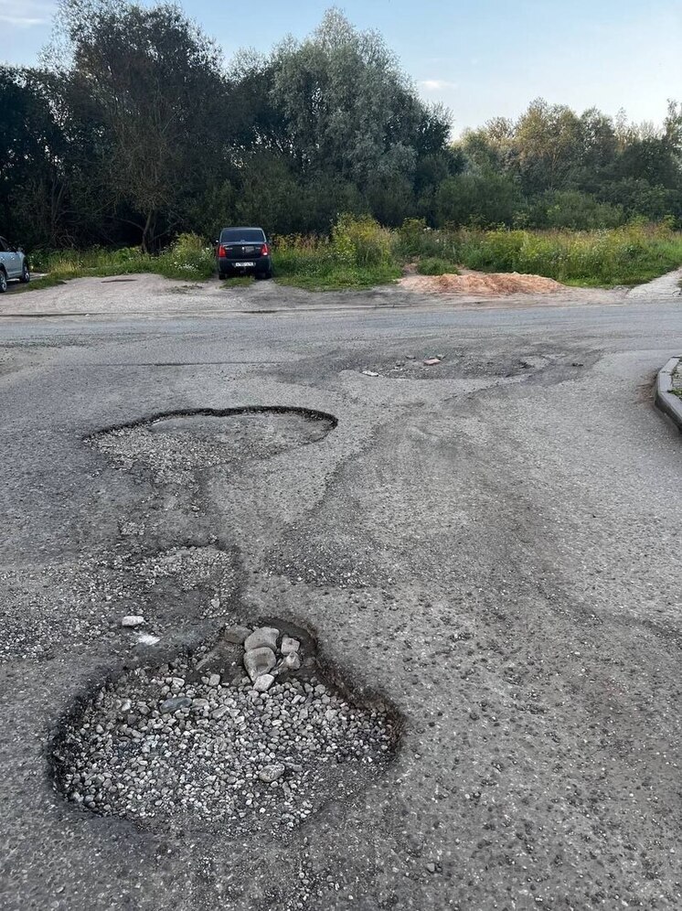 Яму, которая "цепляет за днище" обсуждают псковичи