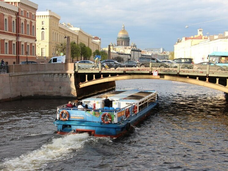 Незаконный понтон и судно у Поцелуева моста возмутили петербургскую прокуратуру