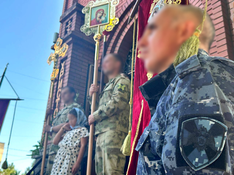 В Мелитополе, в рамках празднования Дня крещения Руси, военнослужащие и сотрудники местного управления Росгвардии вместе с верующими Свято-Георгиевского храма приняли участие в торжествах