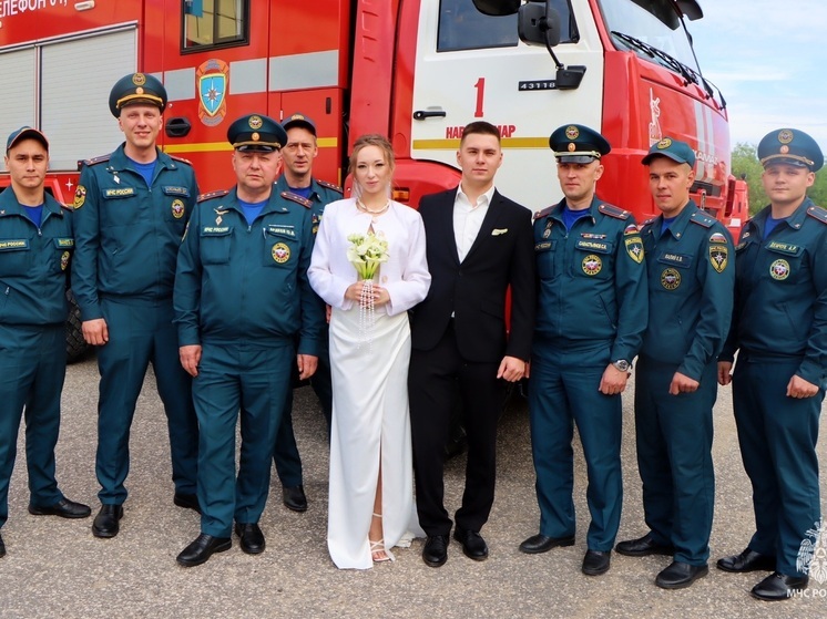 Молодожены в НАО провели фотосессию на фоне пожарной машины