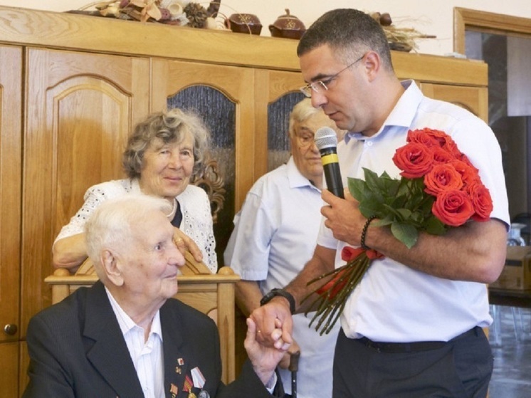 Алексей Эрк поздравил тульского ветерана Кима Васильевича Демидова со 100-летним юбилеем