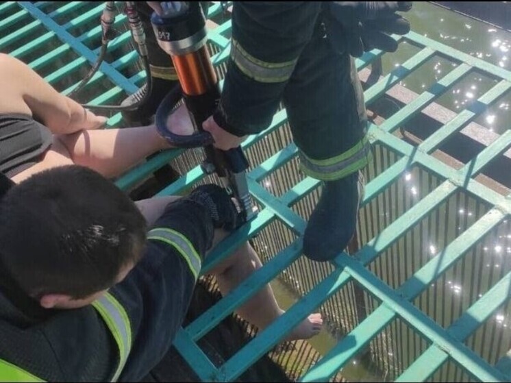 В Орловской области мужчина попал ногой в «ловушку» между прутьями металлической решётки
