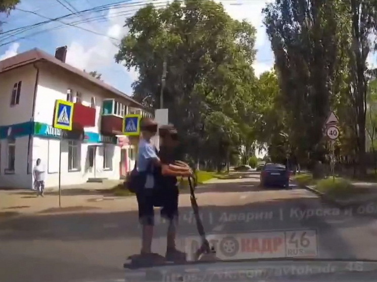 В Курске дети на электросамокате чуть не попали под машину