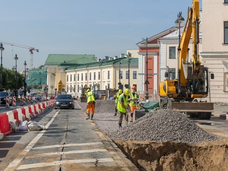 На Васильевском острове строительство водовода ограничило движение транспорта