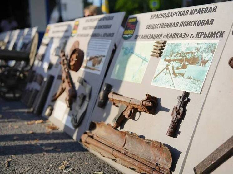 Тематический концерт, выставка под открытым небом и историческая реконструкция: как в Новороссийске отметили День ВМФ