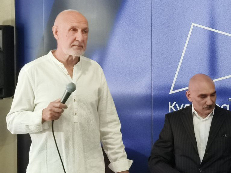 С карандашных портретов, закрепленных на стендах, смотрят бойцы СВО. На каждом из них подписи: имя военнослужащего и пожелание от автора «На доб­рую память». Они по-разному одеты, у них разные имена. Объединяет их глубокий взгляд и то, что их портреты были написали при одинаковых условиях — в госпиталях. Так, создавая портреты проходящих лечение и реабилитацию защитников Отечества, петербургские художники ведут свою летопись СВО. А еще — помогают военнослужащим восстанавливать душевный покой.