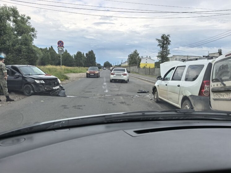 ДТП мешает движению на улице Маргелова в Пскове