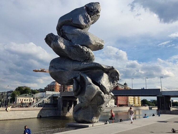 Петербуржцы опасаются переезда скульптурной кучи «Глина» в Северную столицу