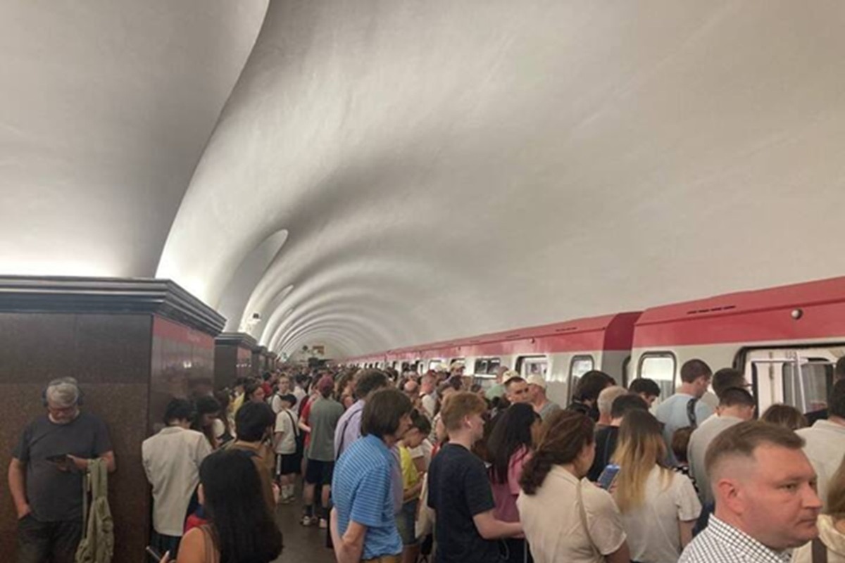 Толпы петербуржцев задыхаются в метро из-за внезапного сбоя