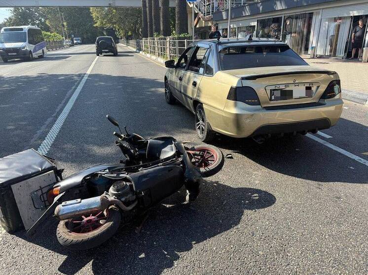 В Сочи в ДТП пострадала 14-летняя пассажирка мопеда