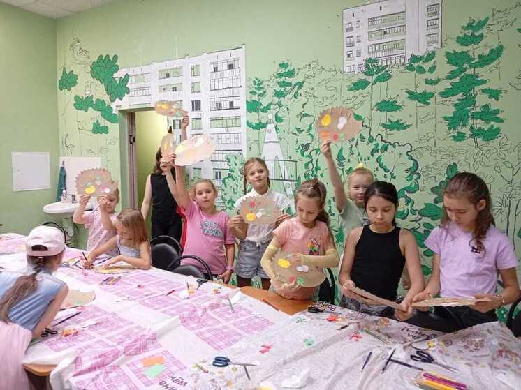 В протвинской библиотеке дети сделали аппликацию «Дары лета»