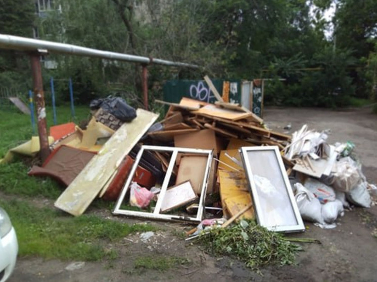 В Рязани вновь обнаружили переполненные мусорные контейнеры во дворах
