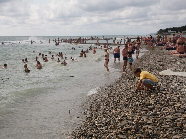 В Сочи пришла жара, пляжи превратились в «селедочные банки»