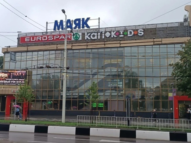 Калининградские власти принудили демонтировать незаконную рекламу с ТЦ «Маяк»