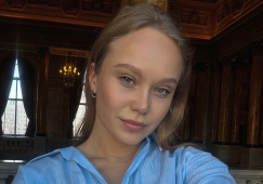 «Какой ангел!»: Ангелина Мельникова сфотографировалась в романтичном образе у водоёма