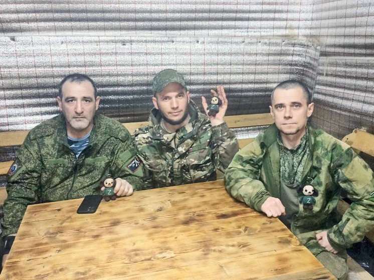 Очередную партию вязаных игрушек-талисманов отправили в зону СВО