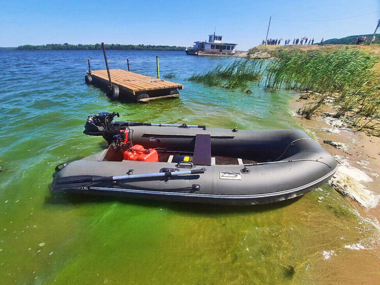 Спасатели вытащили из воды рыбака, у которого перевернулась лодка