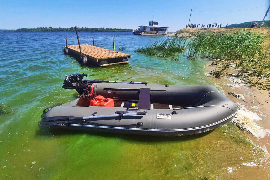 Спасатели вытащили из воды рыбака, у которого перевернулась лодка