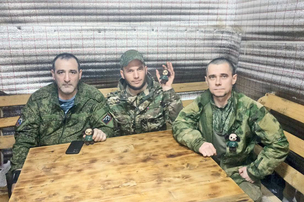 Очередную партию вязаных игрушек-талисманов отправили в зону СВО