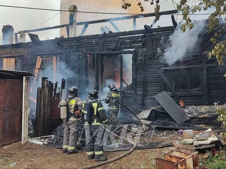 Прокуратура проводит проверку после возгорания дома в центре Читы