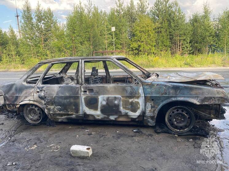 Огонь полностью уничтожил машину в Ноябрьске