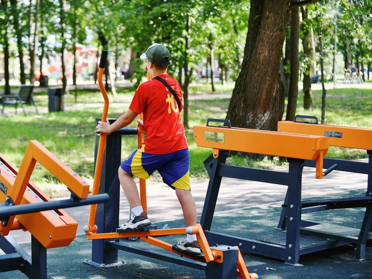 Василий Анохин проверил благоустройство общественных пространств в Гагаринском округе