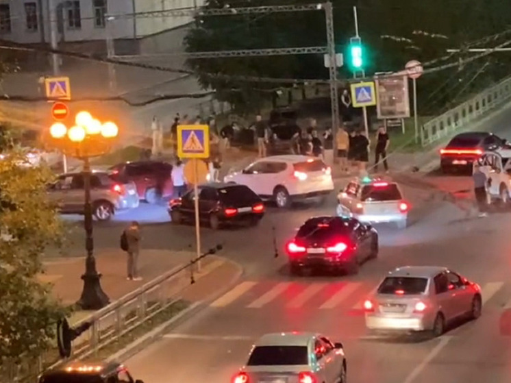 Четыре человека пострадали в жестком ДТП на перекрестке в центре Барнаула