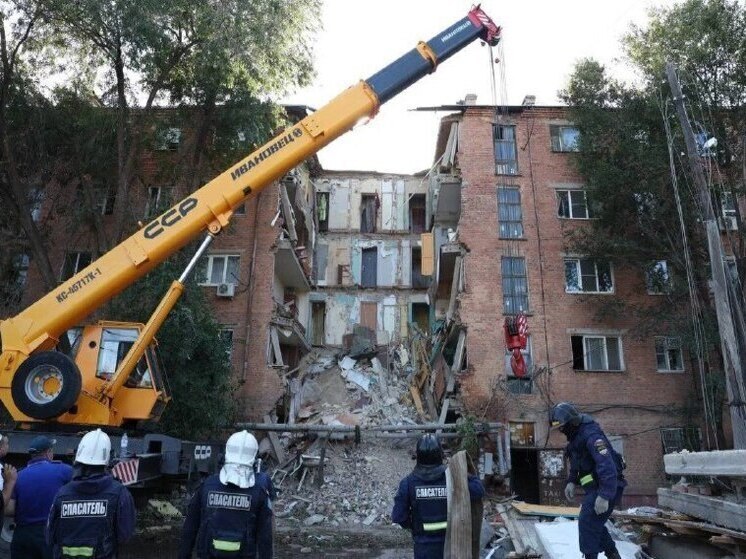 Спасатели вели работы на месте обрушения дома в Астрахани всю ночь