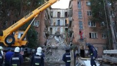 МЧС продолжает работы по разбору завалов на месте обрушения дома в Астрахани