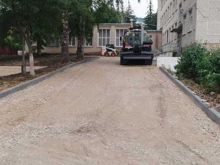 В городе Лермонтове благоустраивают территорию около Центра развития творчества