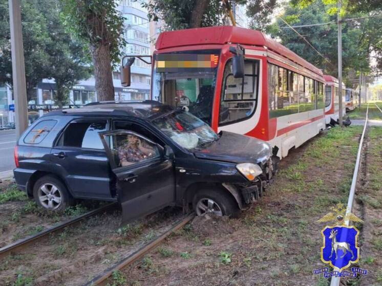 В Самаре 48-летняя женщина на Kia Sportage влетела в трамвай утром 29 июля