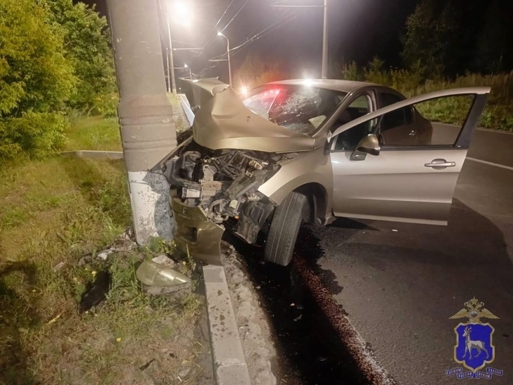 В Самарской области 30-летний водитель Peugeot влетел в световую опору
