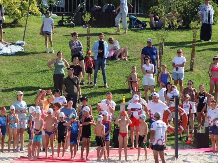 Più di 100 atleti hanno preso parte alla gara di aquathlon sullo stagno Komsomolsky a Stavropol
