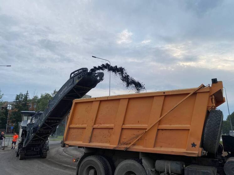 Фрезерование дорожного покрытия началось на кругу улиц Инженерная – Индустриальная в Пскове