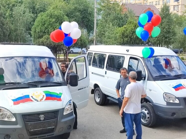 Две многодетные семьи получили микроавтобусы в Дагестане