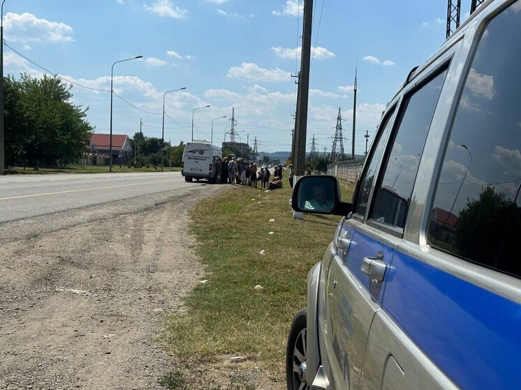 В Крымском районе остановили микроавтобус с людьми, сидящими на табуретках и полу