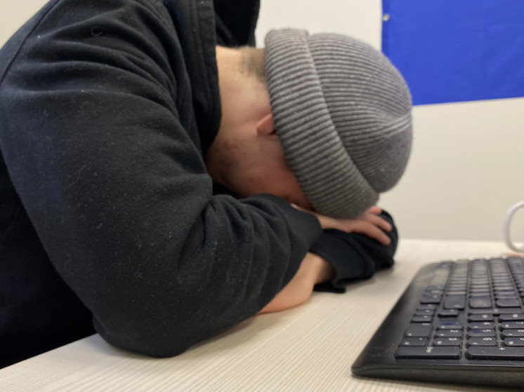 Почти каждый седьмой житель Мурманска дремлет в обед на работе
