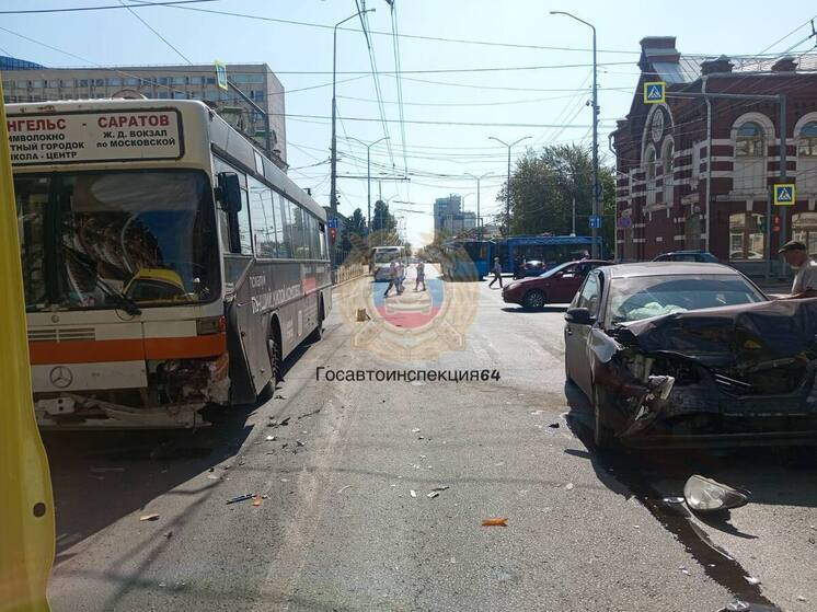 Около правительства Саратовской области произошла массовая авария