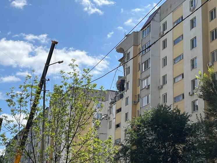 У взорванного в Саратове дома начали устанавливать кран