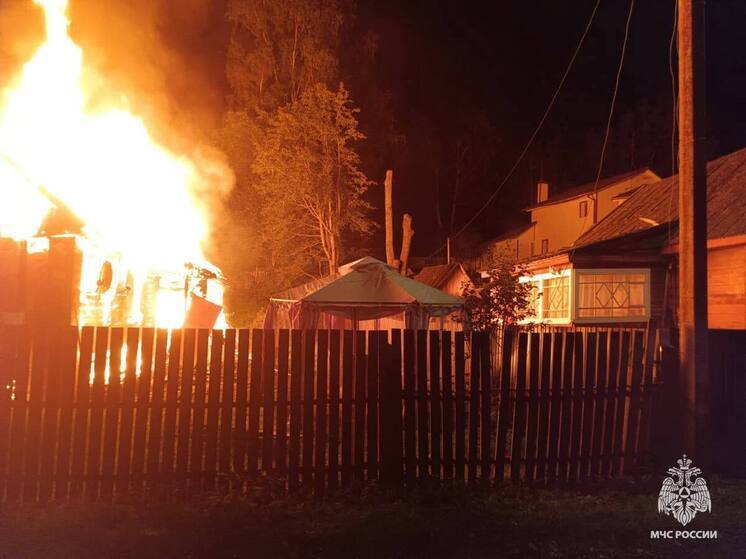 Спасатели МЧС при пожаре в доме в Тверской области отстояли дома рядом