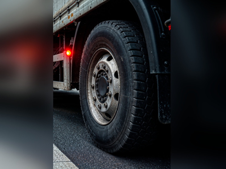 В Башкирии сторож предприятия погиб под колесами грузовика