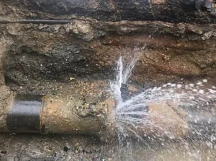 Запорожское Днепрорудное осталось без воды из-за порыва водопровода