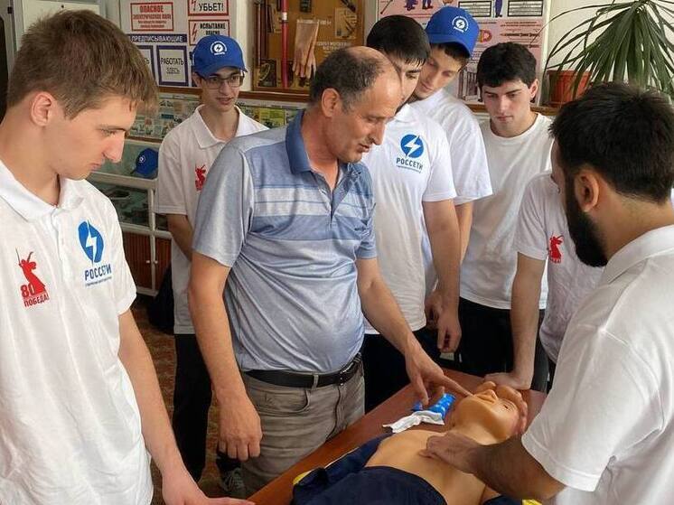 Энергетики «Дагэнерго» обучили стройотрядовцев правилам охраны труда